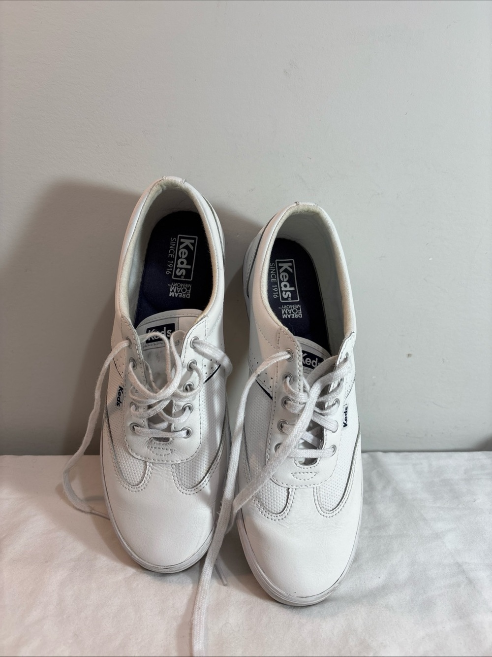 Keds White Womens Lace-Up Leather Sneakers. 9/3